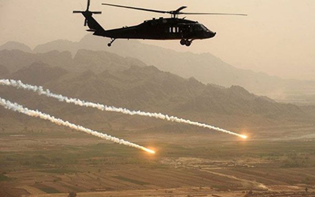 Афганістан. Військовий гелікоптер Blackhawk з роти авіаційного полку "Альфа" 7-101 випускає фаєри під час польоту над провінцією Кандагар. / © AFP