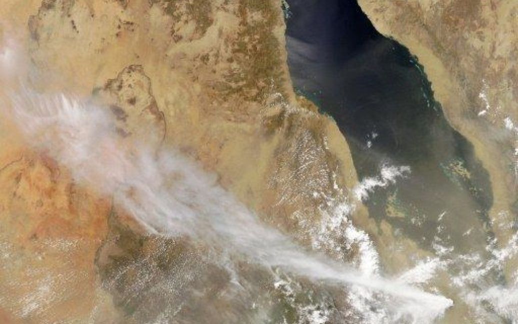 Американський супутник NASA "зазирнув" у жерло вулкана Набро в Еритреї, який почав вивергатися 13 червня / © AFP