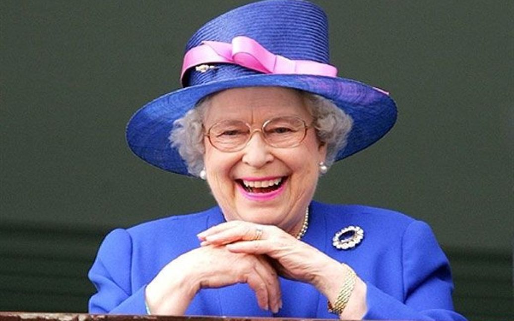 На Королівських перегонах букмекери навіть приймають ставки на те, якого кольору капелюшок буде у королеви в цьому році. / © AFP