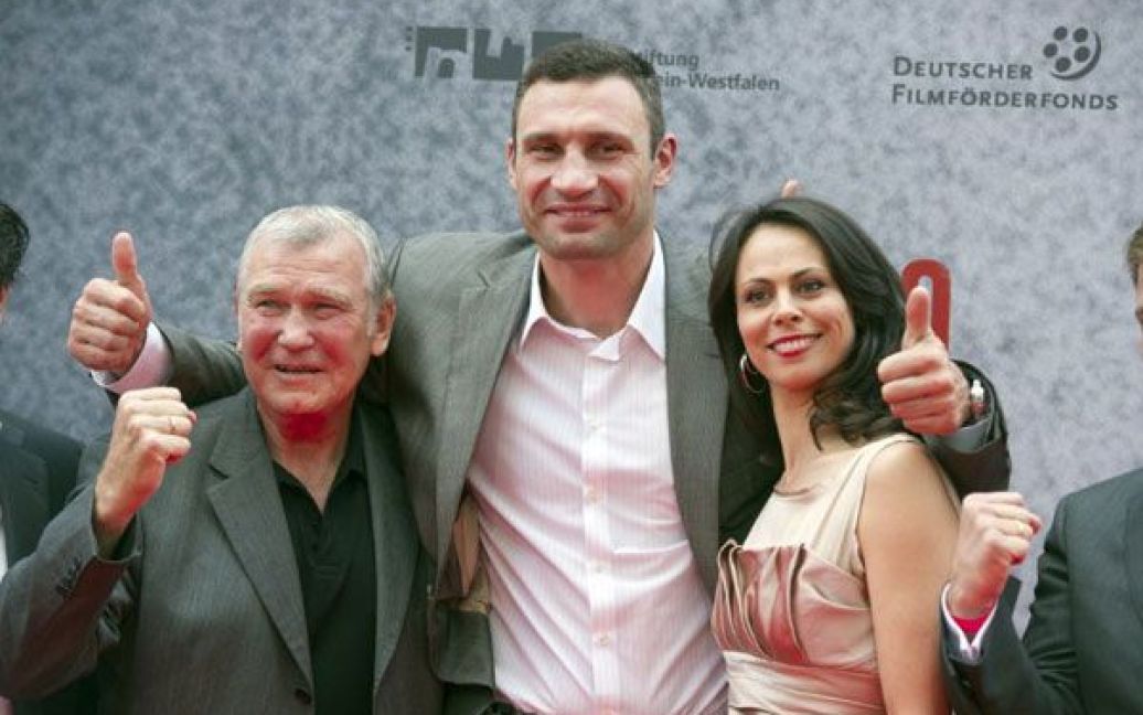 Віталій Кличко з дружиною Наталею та тренер братів Кличків Фріц Здунек. / © AFP