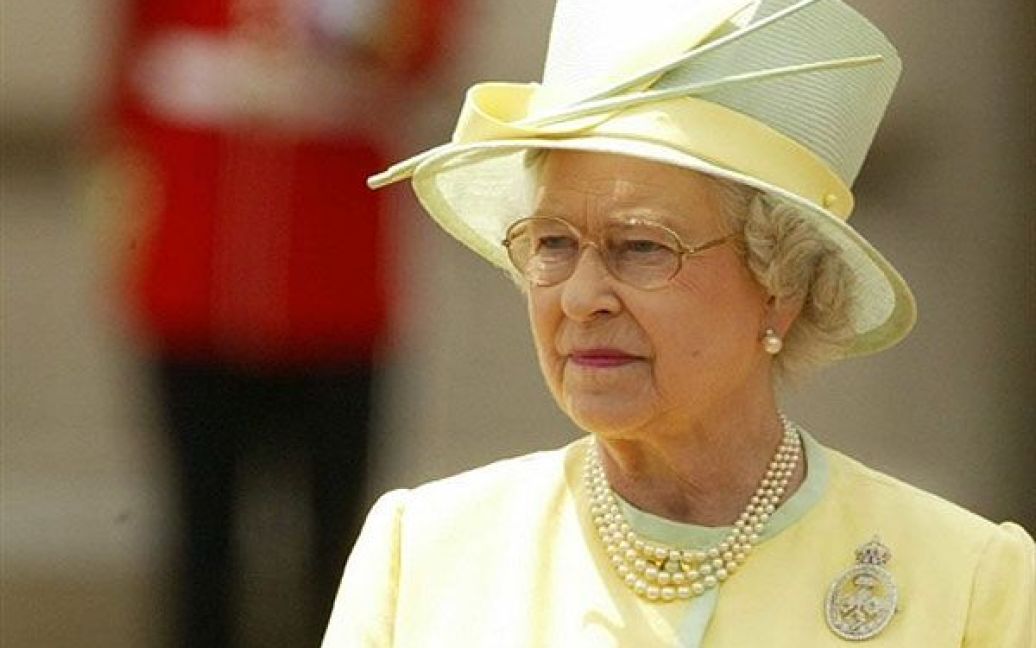 Британська королева завжди елегантна і завжди в капелюшку, підібраному в тон до вбрання / © AFP