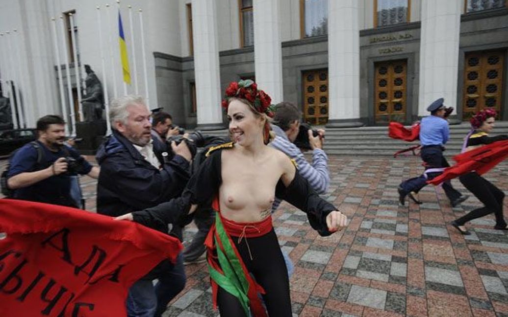Активістки FEMEN влаштували під Верховною радою топлес-протест "Депутат, не бикуй!" проти пенсійної реформи. / © Жіночий рух FEMEN
