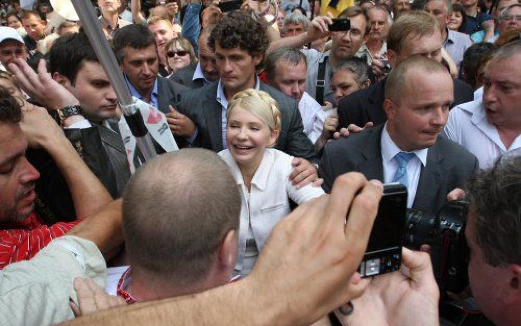 Перед Печерським судом в Києві, де слухається газова справа Тимошенко, зібралися тисячі прибічників екс-прем&#039;єра. / © УНІАН