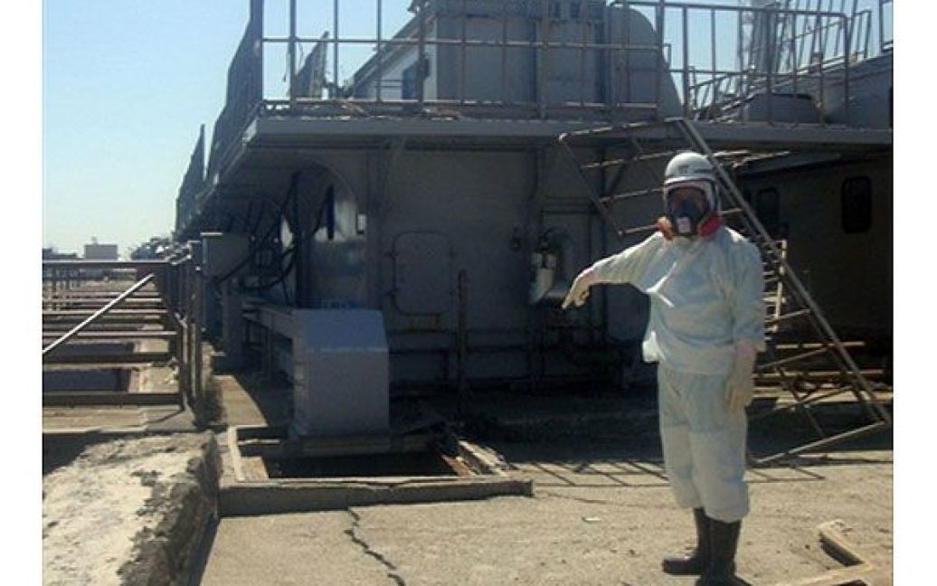 У Tepco планують обробити місцевість навколо реактора спеціальними хімікатами, які не дозволять воді, що витікає з реактора, вбратися в грунт. / © AFP