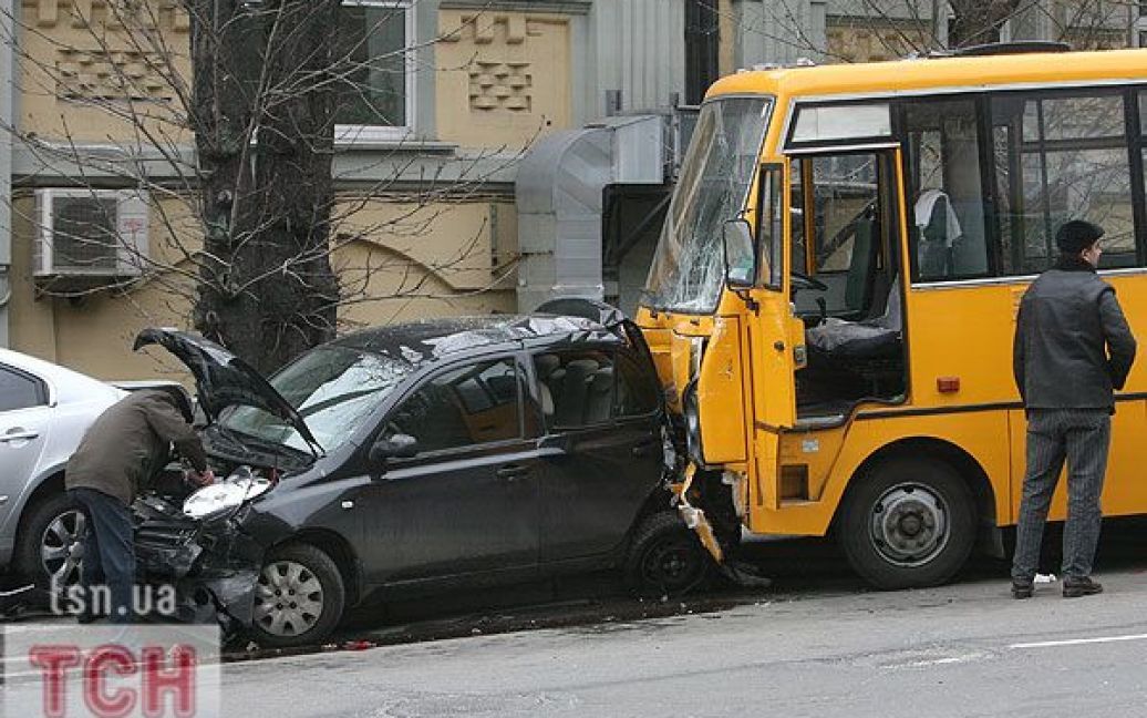 У центрі Києва на Поштовій площі сталася жахлива ДТП за участю декількох автомобілів. / © Слава Гіріч/ТСН.ua