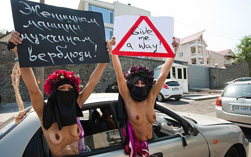 Кортеж з активістками руху FEMEN заблокували посольство Саудівської Аравії на знак солідарності з жінками, яким заборонили керувати автомобілями. / © Жіночий рух FEMEN