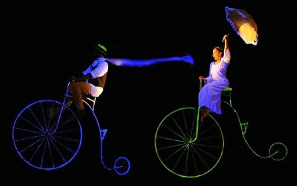 Колумбія, Калі. Актори "Чорного театру Праги" презентують виставу "Літаючий мотоцикл" в муніципальному театрі Енріке Буенавентури в місті Калі. Виступи театру поєднують світлові ефекти, пантоміму, гумор і сучасну музику. / © AFP