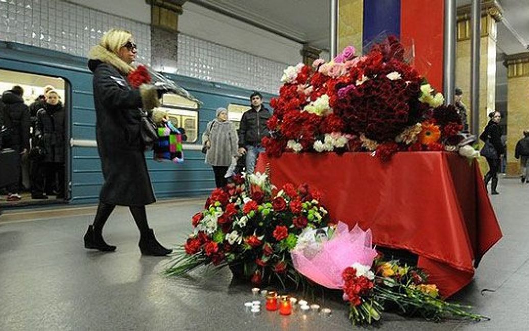 Росія, Москва. Жінка покладає квіти до меморіального знаку жертвам теракту на станції "Парк культури" у Москві, який стався 29 березня 2010 року. Росія відзначила річницю вибухів у московському метро, коли загинули 40 людей, десятки отримали поранення. / © 