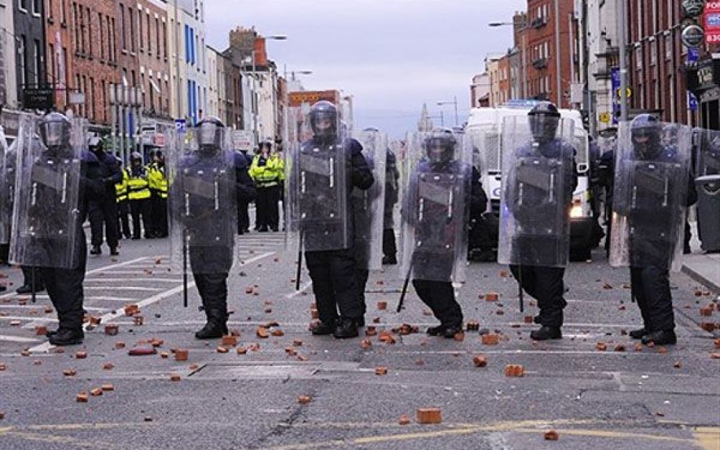 У Ірландії поліцейські розігнали кілька маніфестацій противників приїзду в країну британської королеви Єлизавети II. / © AFP
