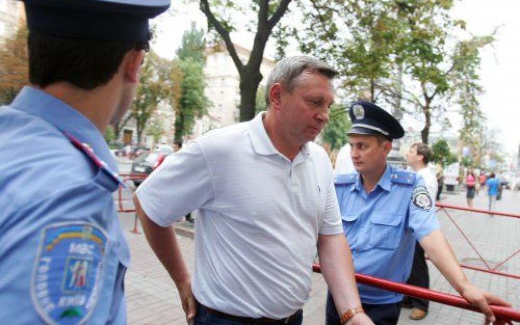 Конфлікт між міліцією і депутатами виник після того, як суддя Родіон Кірєєв ухвалив рішення видалити із зали бютівця Юрія Прокопчука за негідну поведінку. / © УНІАН