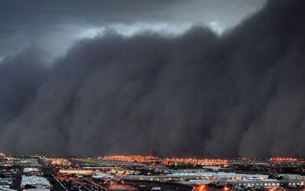 В американському місті Фенікс (штат Арізона) розігралася гігантська піщана буря. / © bigpicture.ru
