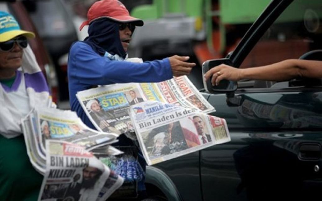 Філіппіни, Маніла. Чоловік продає газети із заголовками про вбивство Усами бен Ладена. Лідера Аль-Каїди було вбито після 10 років розшуку. / © AFP