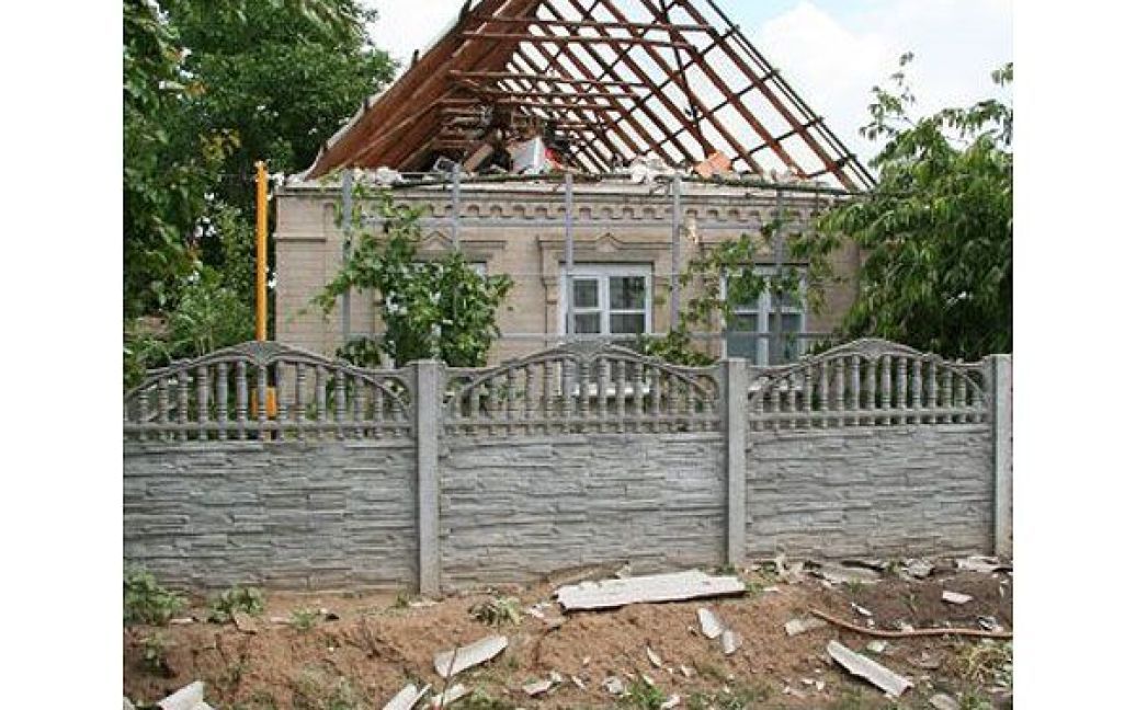 В Костянтинівці (Запорізька область) ураган позривав дахи з десятків будинків / © УНІАН