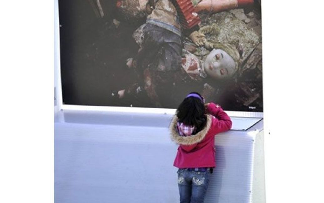 Швейцарія, Женева. У Женеві почалась вулична відкрита фотовиставка швейцарського фотокореспондента Гійома Бріка "Чорнобиль 25 років потому". Вибух на Чорнобильській АЕС стався о 1:23 ранку 26 квітня 1986 року і перетворився на найгіршу екологічну катастрофу в світі. / © AFP