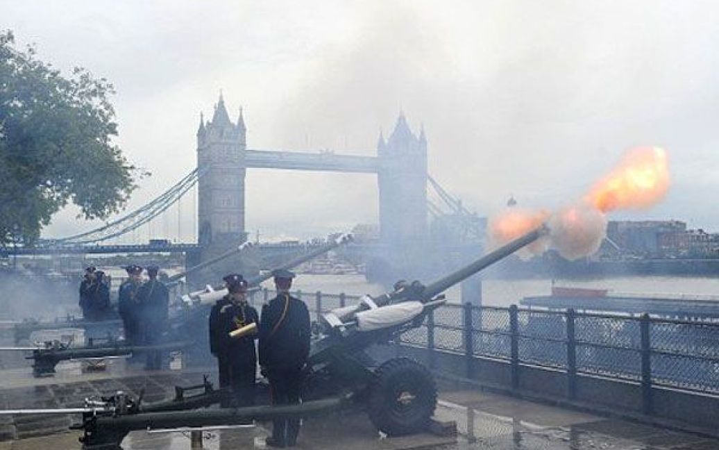 Великобританія, Лондон. 62 гарматний салют влаштували поблизу Тауерського моста в центрі Лондона на честь 90-річчя британського принца Філіпа, герцога Единбурзького. Чоловік британської королеви Єлизавети ІІ принц Філіп провів день народження на роботі, організовував благодійний прийом. / © AFP