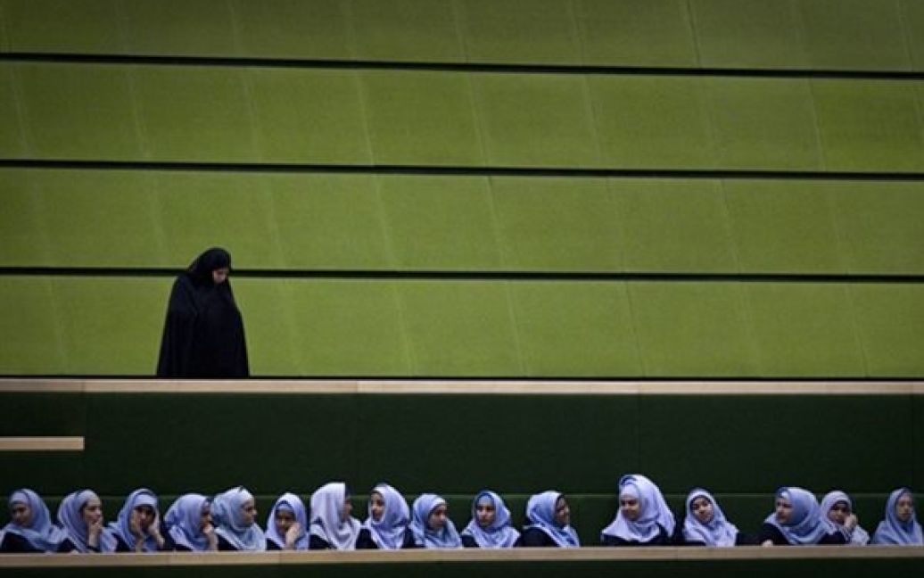 Іран, Тегеран. Школярки спостерігають за обговоренням поточного бюджетного року під час дня відкритих дверей у парламенті Ірану. / © AFP
