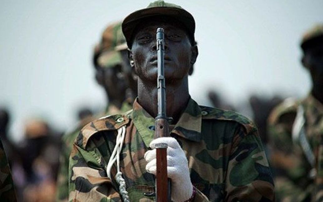 Судан, Джуба. Солдат армії Південного Судану тримає зброю під час репетиції параду в Джубі, за два дні до набуття незалежності наймолодшою країною у світі. / © AFP