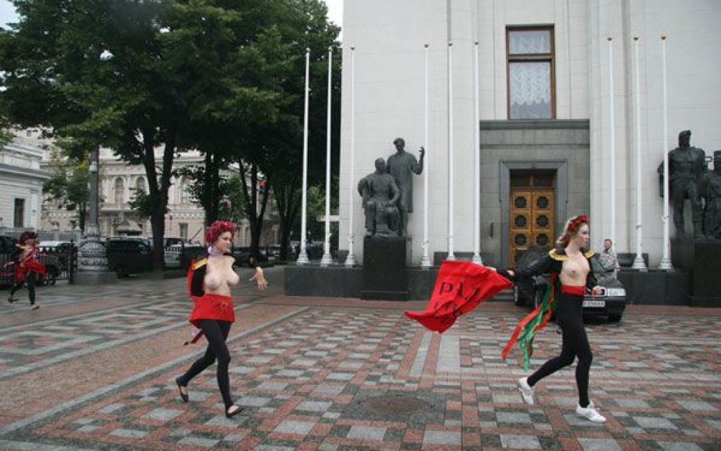 Активістки FEMEN влаштували під Верховною радою топлес-протест "Депутат, не бикуй!" проти пенсійної реформи. / © Жіночий рух FEMEN