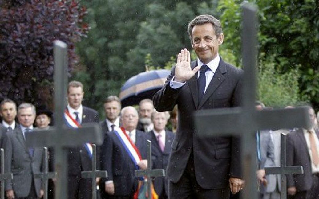 Франція, Тон. Президент Франції Ніколя Саркозі посміхається поблизу меморіалу Тон під час урочистої церемонії вшанування пам&rsquo;яті солдат Другої Світової Війни. / © AFP