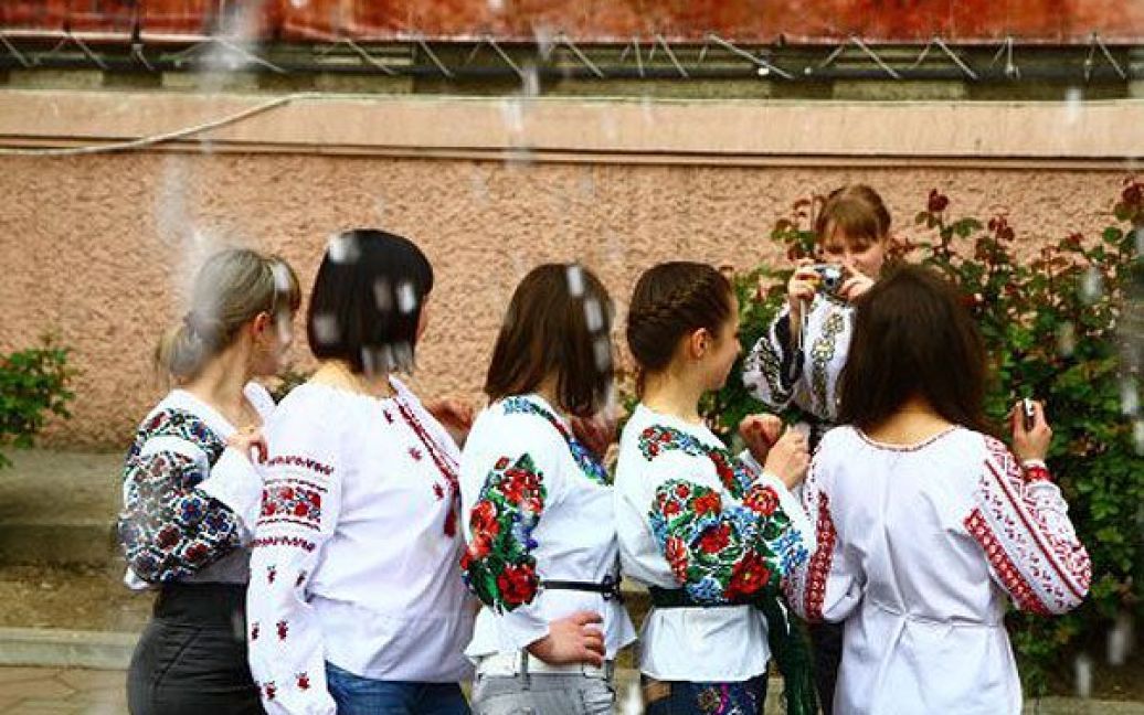 У Чернівцях спробували встановити новий рекорд України за кількістю людей, одночасно одягнених у вишиванки. / © УНІАН