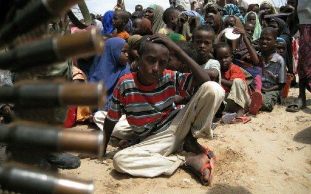 Сомалі, Могадішо. Сомалійці, переміщених всередині країни, чекають на розподіл продовольчої допомоги в таборі біженців у південній частині Могадішо. Влада заявила, що до табору щодня прибувають щонайменше 650 осіб. Десятки тисяч людей загинули в Сомалі від голоду та посухи протягом останніх місяців. / © AFP