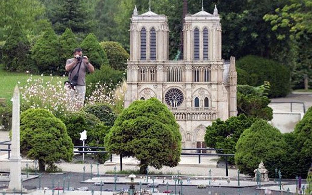 Франція, Еланкур. Турист фотографує мініатюрні копії Собору Паризької Богоматері, єгипетського обеліску на площі Згоди у Парижі під час відвідування парку "Франція у мініатюрі", який відкрили в передмісті Парижа. Парк, який цього року відзначає своє 20-річчя, займає 5 га. / © AFP