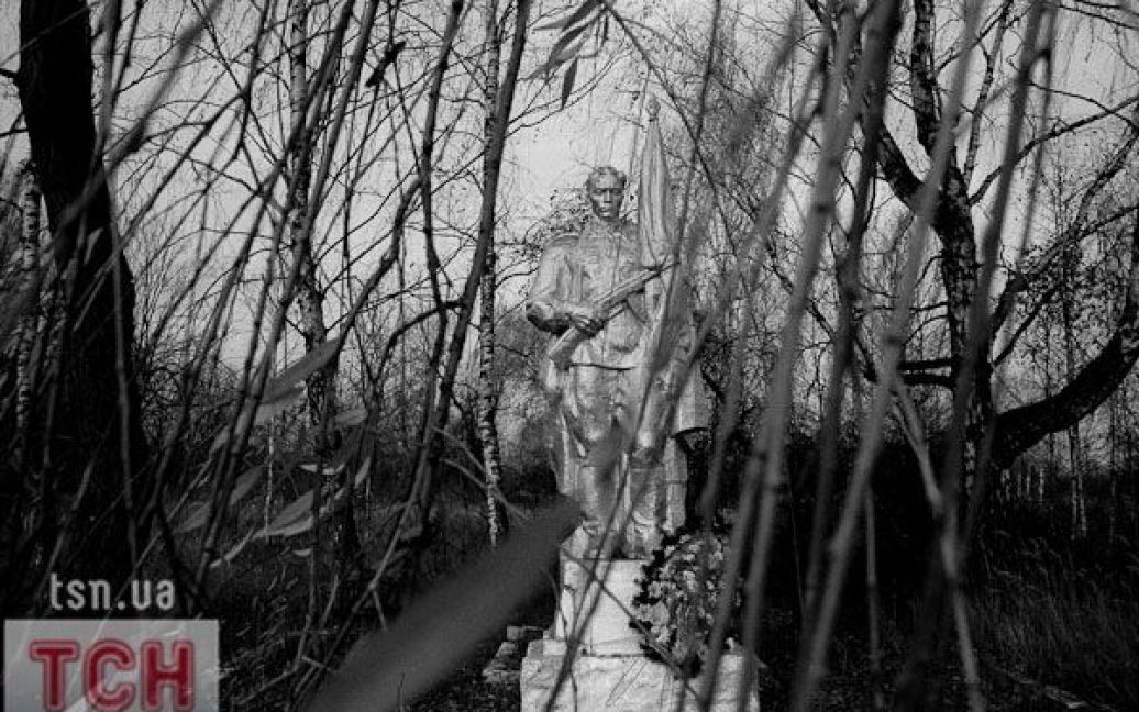 Пам&rsquo;ятник солдатам ВВВ поблизу села Страхолісся, що розташоване у 5 км від колючого дроту навколо ЧАЕС. / © Артур Бондарь/ТСН.ua