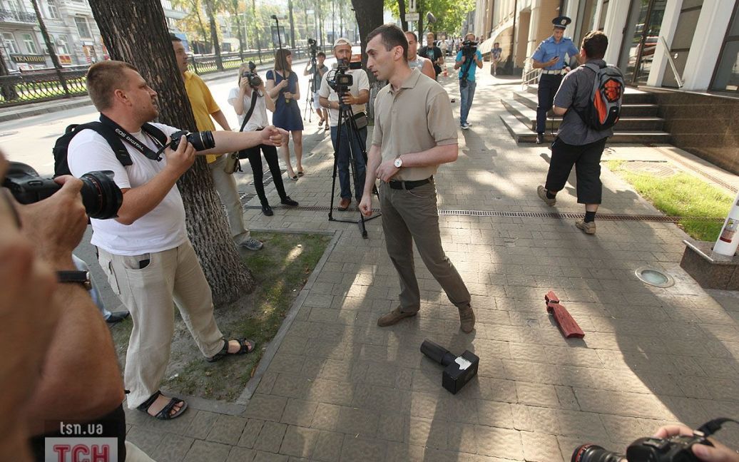 Працівник посольства Грузії почав заважати фотографувати акцію протесту FEMEN, руками бив по фотокамерах журналістів. / © 