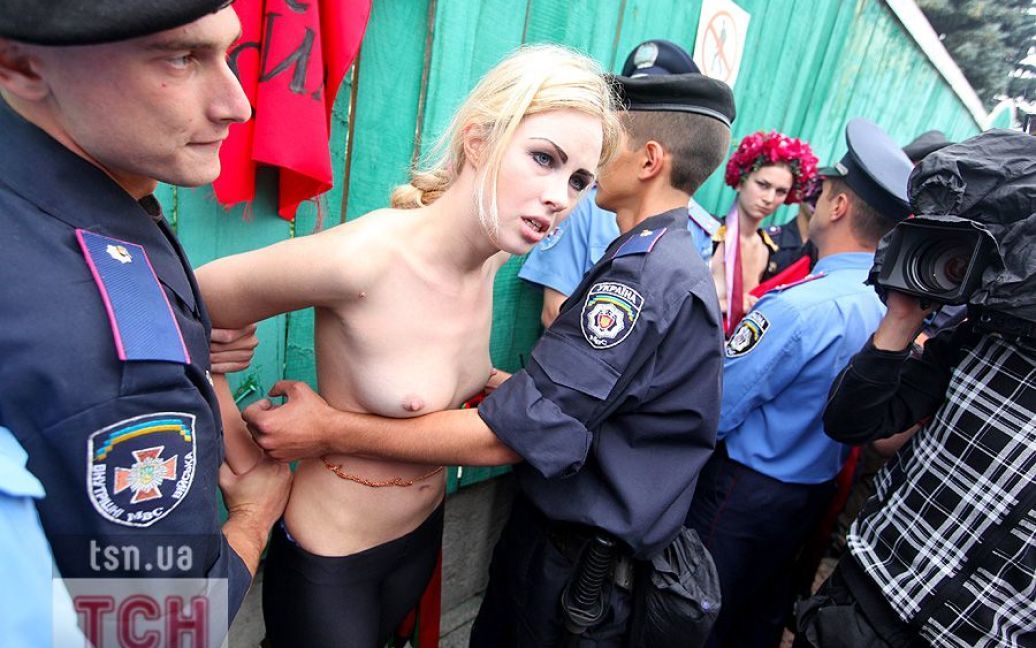 Активістки FEMEN влаштували під Верховною радою топлес-протест "Депутат, не бикуй!" проти пенсійної реформи. / © 