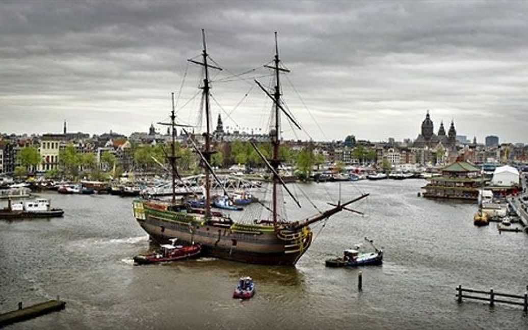 Нідерланди, Амстердам. Копію голландського корабля 17 століття "Амстердам" буксирують з тимчасової стоянки в Амстердамі до Зандаму. Після відновлення судна, його повернуть на постійну стоянку поблизу голландського морського музею. / © AFP