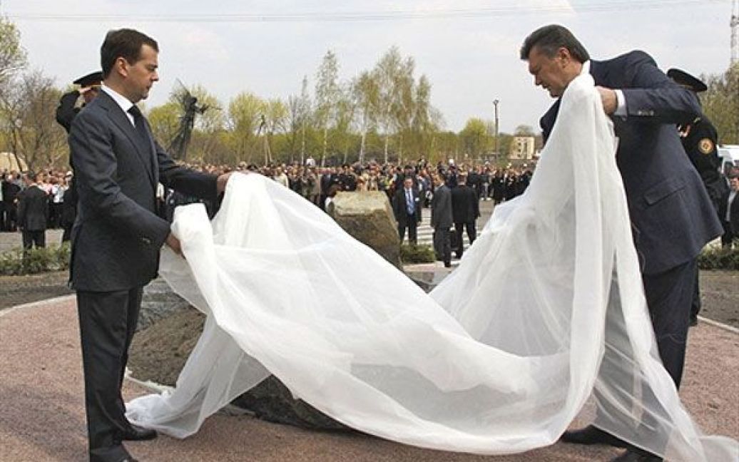 Янукович і Мєдвєдєв заклали перший камінь у фундамент майбутнього пам&rsquo;ятника ліквідаторам наслідків аварії на ЧАЕС 26 квітня 1986 року. / © 