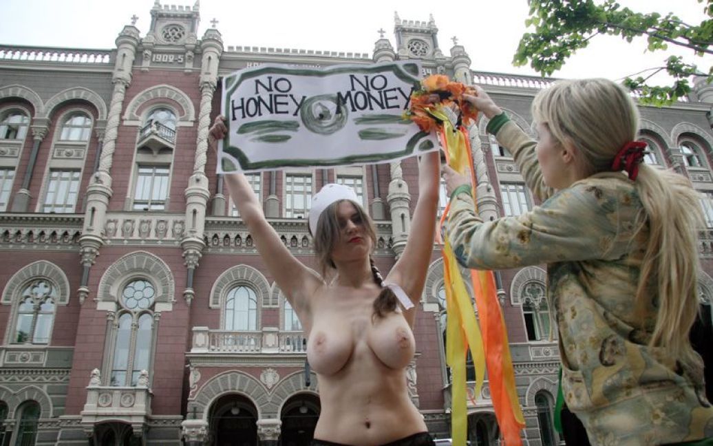 Активістки FEMEN провели акцію проти дій глави МВФ Домініка Стросс-Кана та "можновладних кобелів", які "трахають слабших". / © femen.livejournal.com