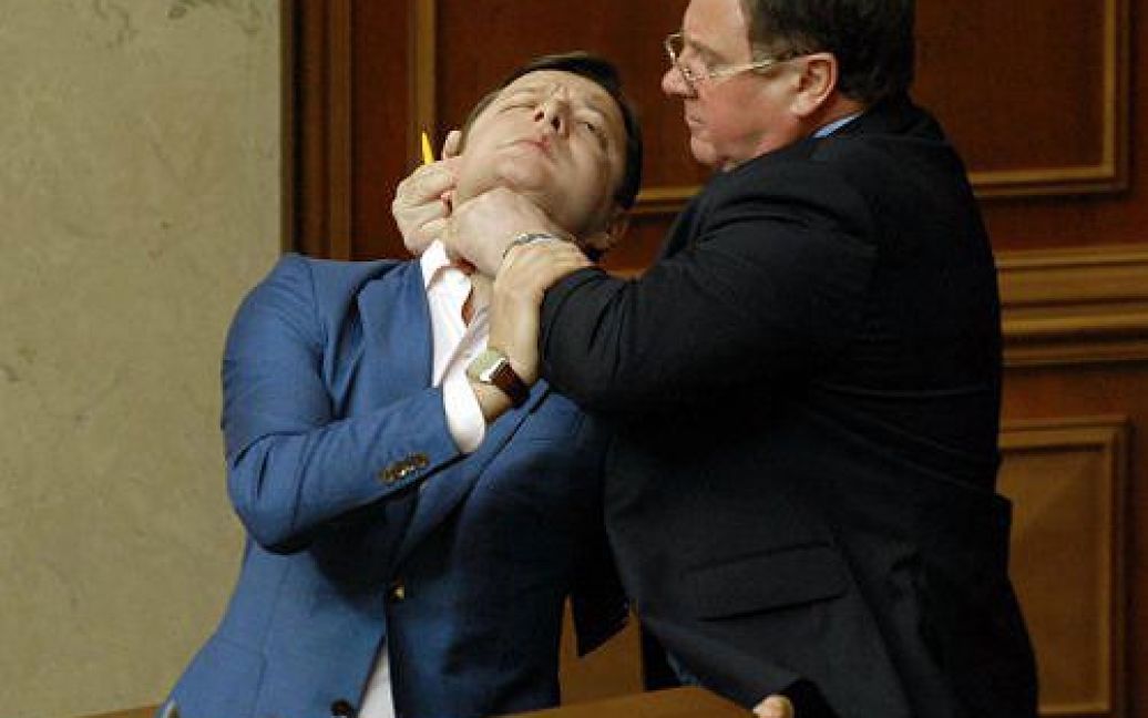 Перший віце-спікер Маритнюк схопив депутата Ляшка руками за горло і перекинув його через дверцята до президії. / © УНІАН