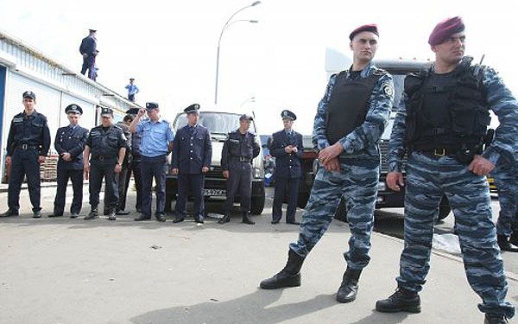 Для охорони правопорядку та забезпечення виконання припису під час процедури прибирання МАФів було задіяно близько 100 працівників міліції. / © УНІАН