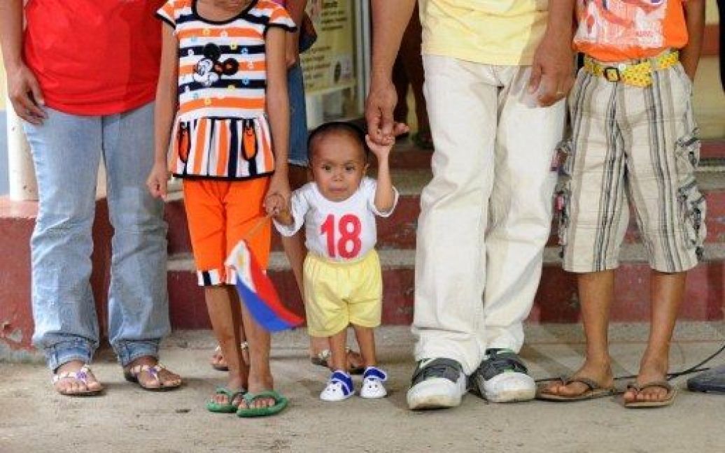 18-річний філіппінець Джунрі Балуїнг, зріст якого всього 55 сантиметрів, отримав офіційний титул найменшої людини в світі за версією Книги рекордів Гіннеса. / © AFP
