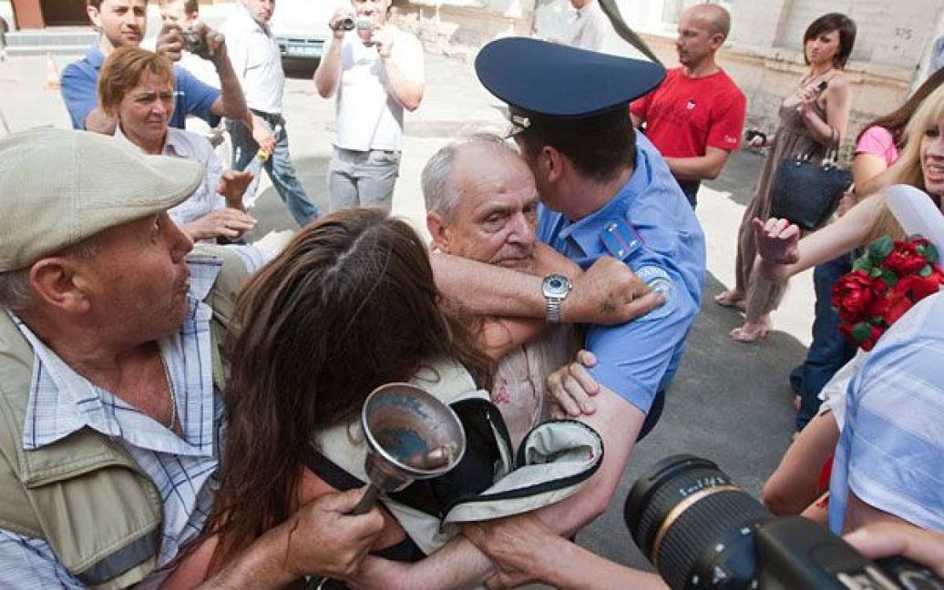 П&#039;ятеро міліціонерів встигли вхопити двох активісток руху FEMEN і склали на них протокол "за дрібне хуліганство". / © 