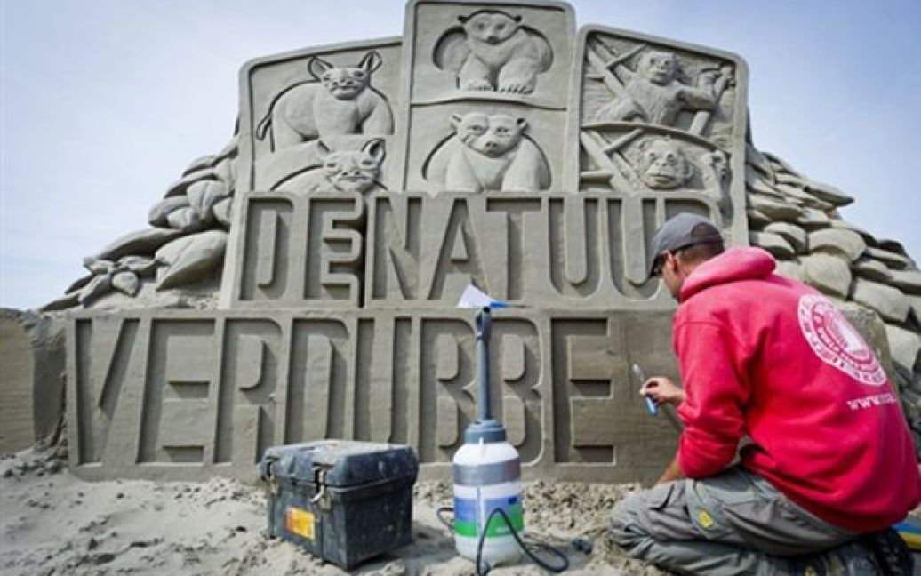 Нідерланди, Схенінген. Майстер закінчує спорудження своєї скульптури під час 20-го Схвенінського фестивалю скульптур з піску. Фестиваль триватиме до 27 червня. / © AFP