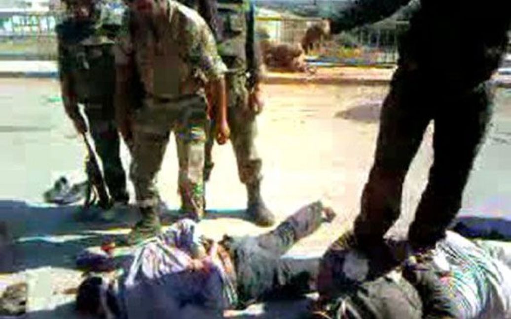 Сирія, Гомс. Зображення, взяте з відео на YouTube, нібито показує співробітників сирійських сил безпеки, які б&rsquo;ють людину в наручниках і з зав&#039;язаними очима, затриману поблизу центральної частини міста Гомс. Фото AFP/YouTube. / © AFP