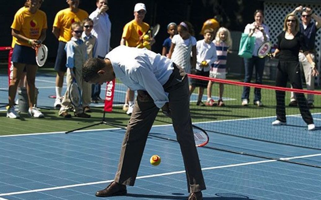 США, Вашингтон. Президент США Барак Обама грає у теніс з легендарним спортсменом Крісом Евертом під час щорічної церемонії "катання великодніх яєць", яку провели у Білому домі в Вашингтоні. / © AFP
