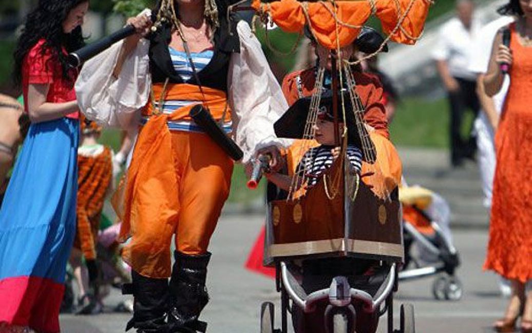 В Києві втретє відбувся фестиваль-парад дитячих колясок, присвячений Міжнародному дню захисту дітей / © УНІАН