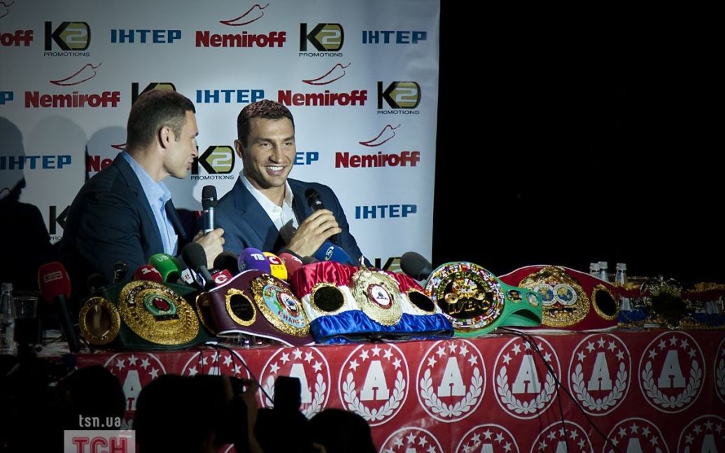 Брати клички привезли в Україну всі найпрестижніші пояси чемпіонів світу з боксу. / © 