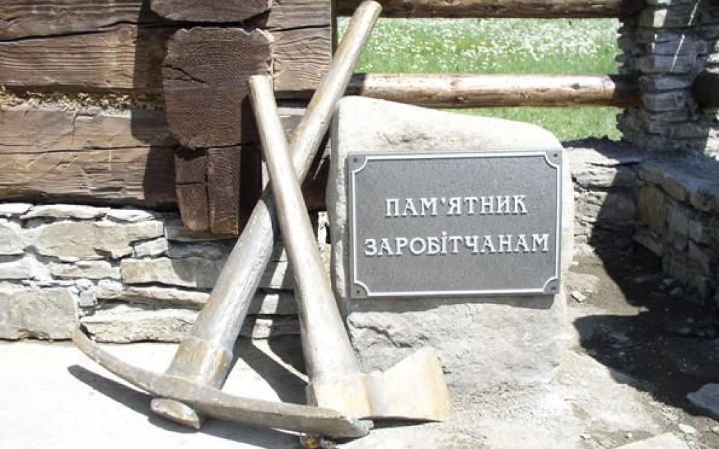 Перший в Україні пам&#039;ятник заробітчанам встановили у закарпатському селі Колочава. / © karpatnews.in.ua