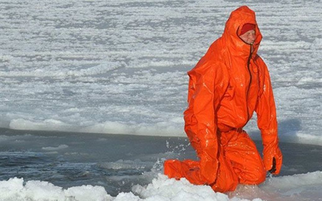 Норвегія, Шпіцберген. Британський принц Гаррі випробовує костюм для занурення під час підготовки до експедиції на Північний полюс, яка триватиме чотири тижні і 320 кілометрів. / © AFP