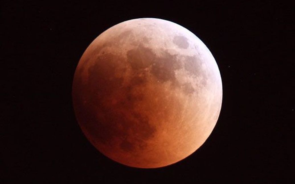 Темно-червоний диск Місяця могли спостерігати жителі окремих частин Європи, Африки, Центральної Азії, Австралії та Латинської Америки. / © AFP