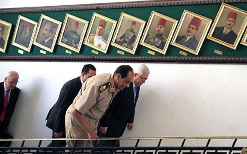 Єгипет, Каїр. Палестинський президент Махмуд Аббас та фельдмаршал Хусейн Тантауі, глава Верховної Ради збройних сил, провели зустріч у штаб-квартирі Міністерства оборони в Каїрі. / © AFP