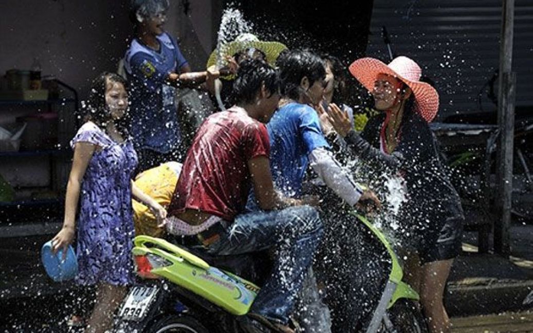 У Бангкоку 3,5 тисячі осіб влаштували перестрілку водяними пістолетами / © AFP