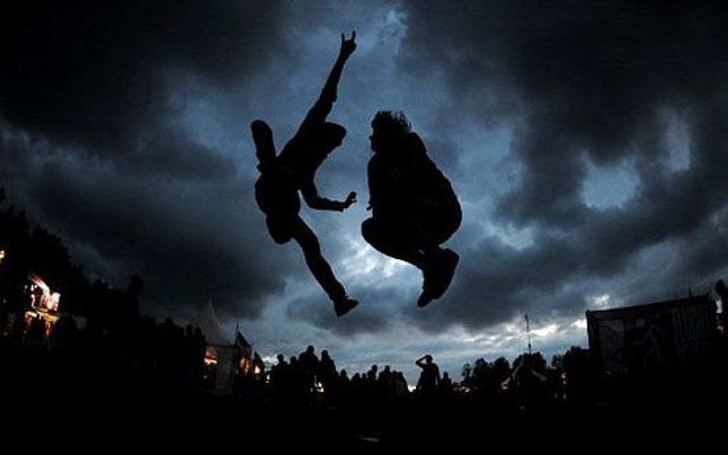 Німеччина, Шессель. Учасники фестивалю танцюють під музику під час проведення триденного музичного фестивалю в місті Шессель, північна Німеччина. У фестивалі взяли участь 80 гуртів, які приїхали послухати 73 000 меломанів. / © AFP