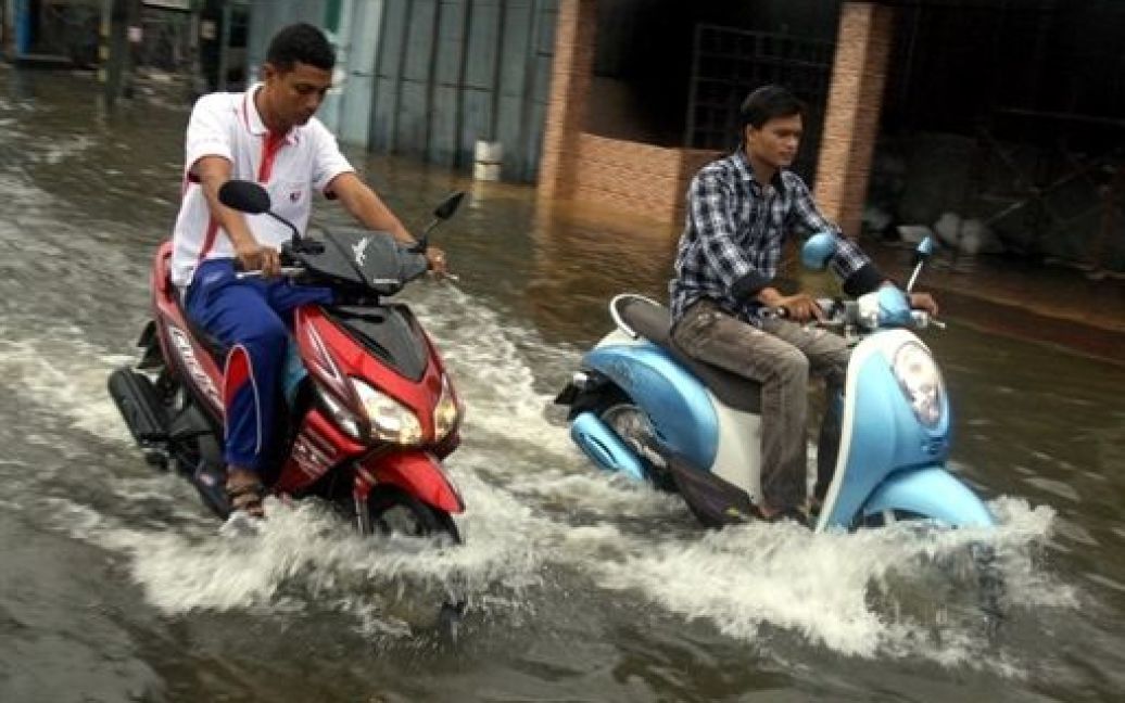 Безперервні зливові дощі на півдні Таїланду викликали катастрофічну повінь, від якої постраждав понад 1 мільйон осіб. / © AFP