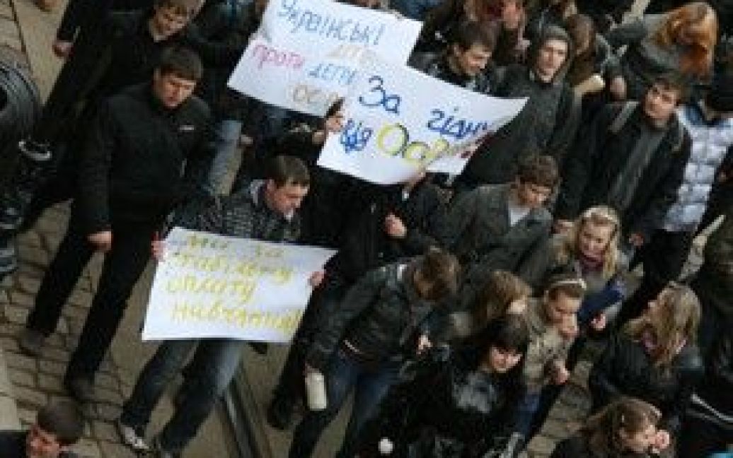 Близько двох тисяч студентів у Львові провели акцію протесту "Проти деградації освіти" / © ZAXID.NET
