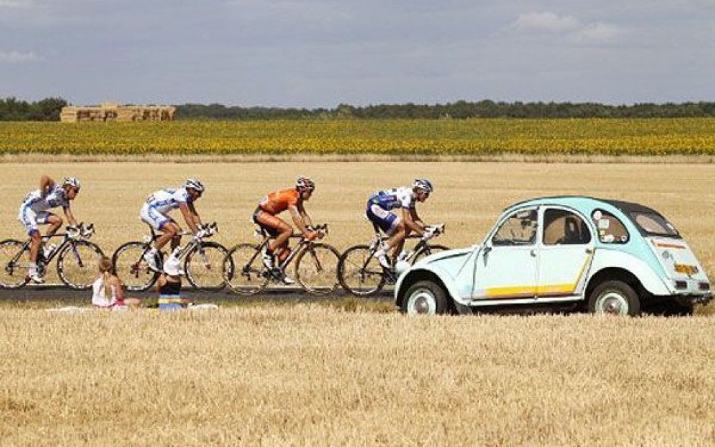 Франція, Шатору. Велогонщики з Бельгії, Франції та Іспанії лідирують під час сьомого етапу велогонки "Тур де Франс 2011"між Ле-Маном та Шатору. / © AFP
